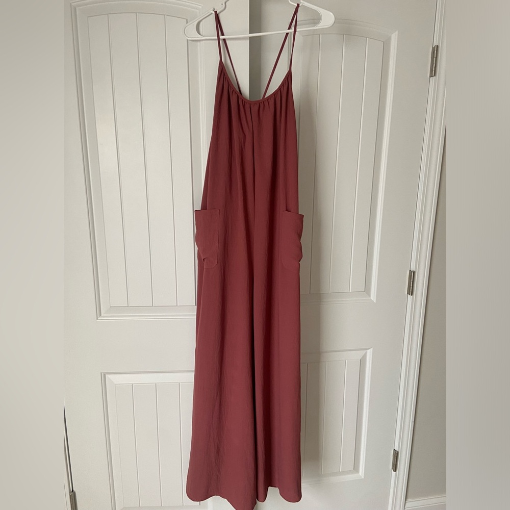 Dark pink oversized jumpsuit, cross tie in the back
SMALL but could fit a M/L
